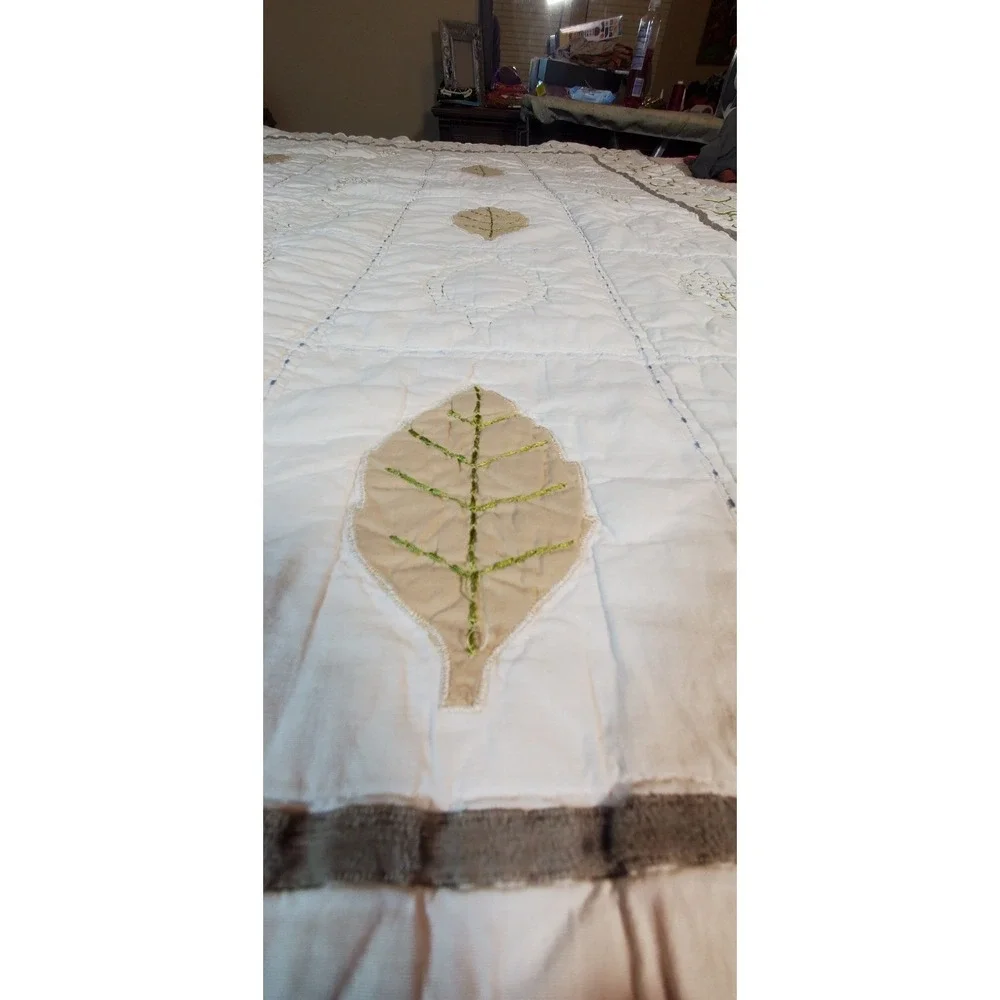 Vtg Handsewn Embroided Lap Quilt '70 Leaf‎ Motif - Need Minor Repair- 55x44